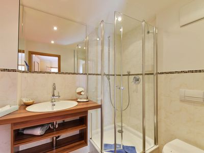 Beispiel für Dusche und WC im Komfortzimmer