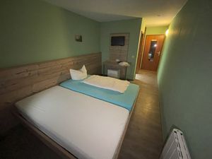 23894070-Doppelzimmer-2-Straubenhardt-300x225-1