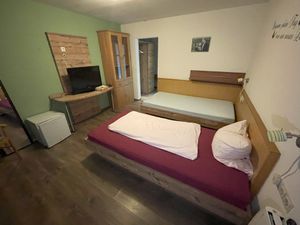 23894071-Doppelzimmer-2-Straubenhardt-300x225-3