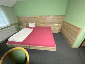 23894072-Doppelzimmer-2-Straubenhardt-300x225-1