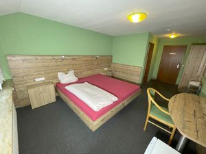 23894072-Doppelzimmer-2-Straubenhardt-300x225-3