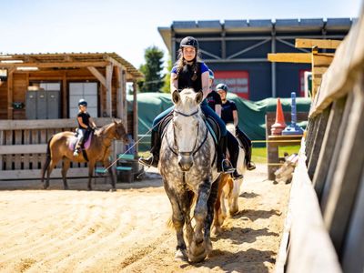 Reitunterricht auf dem Reitplatz