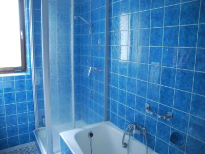 Badewanne und Dusche getrennt