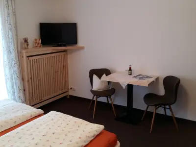 Sitzgelegenheit mit TV
