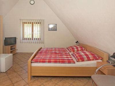 Das Doppelzimmer zum Schloßberg ist mit TV, Radiowecker, Mini-Bar, sowie separat mit Du/WC ausgestattet.