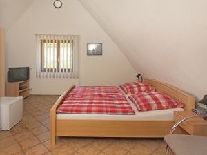 20088611-Doppelzimmer-2-Vogtsburg-300x225-3