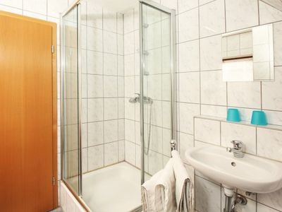 Dazugehörende Bad. Es ist mit Dusche und WC ausgestattet. Unter anderem gibt es einen Heizofen falls es zu kalt ist.