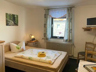 Doppelzimmer für 2 Personen (14 m²) in Harbshausen 7/10