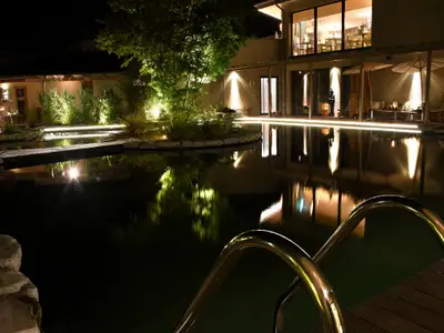 Gartenzimmer Zugang zum Schwimmteich Abends