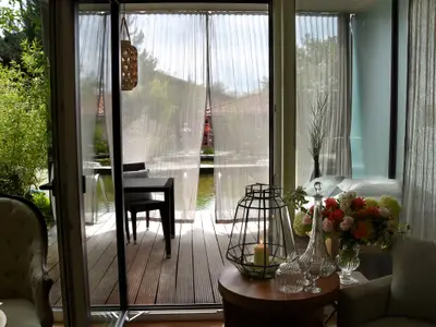 Gartenzimmer Blick zur Terrasse mit Vorhängen