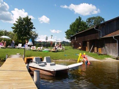 Steg hoteleigener Badestrand