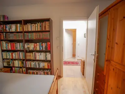 Blick zum zum Zimmer gehörenden vis a vis Bad