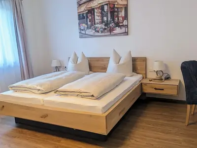 Blick auf das Doppelbett