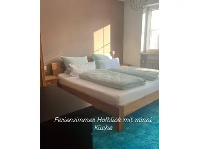 Doppelbett im Ferienzimmer Hofblick-jfif