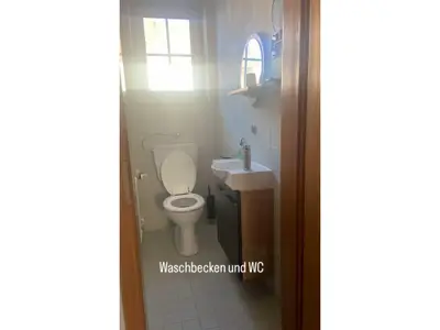 Waschbecken und WC