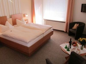 24049470-Doppelzimmer-3-Willingen (Upland)-300x225-5