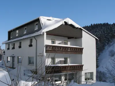 Hausansicht im Winter