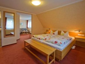 23969561-Doppelzimmer-2-Winterberg-300x225-3