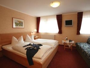 23969562-Doppelzimmer-2-Winterberg-300x225-4