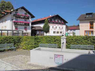 Dorfmitte von Zandt  - mit Brunnen am Rathausplatz