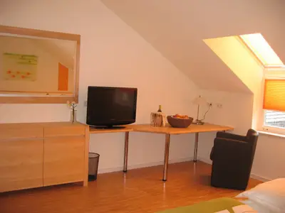 Doppelzimmer mit großem Schreibtisch