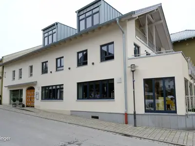 Hausansicht mit Metzgereiladen