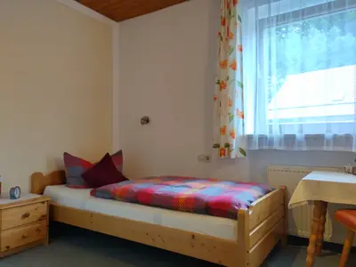 Einzelzimmer Nr. 7 mit Dusche/WC und TV