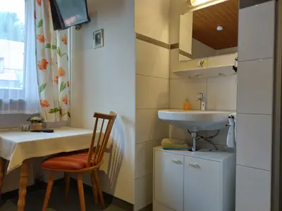 Einzelzimmer Nr. 7 mit Dusche/WC und TV
