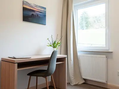 Zimmer 5 Schreibtisch