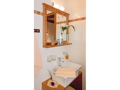 Helle Bäder in mediterranem Stil mit viel Holz und Terracotta