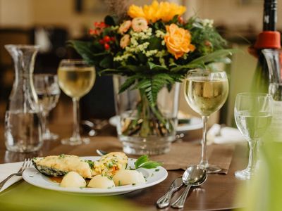 Restaurant Abendessen gefüllte und überbackene Zucchini