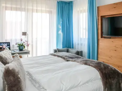 Einzelzimmer - Bett und Schreibtisch