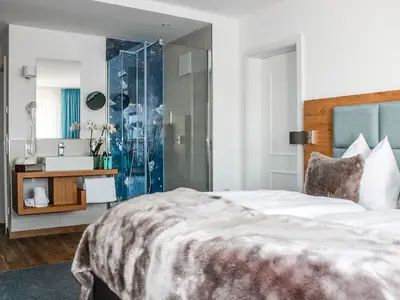 Kuschelzimmer Bett und Dusche.jpeg