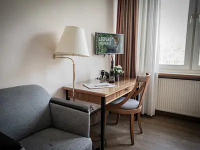 Einzelzimmer mit Blick zum Schreibtisch Villa Erika, Nebengebäude