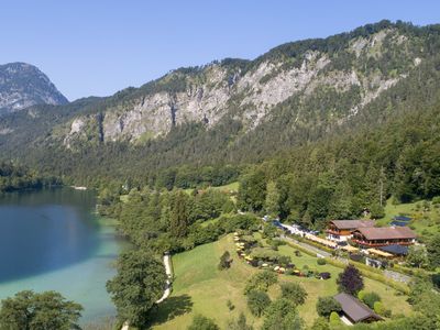 Blick auf die Pension und den Thumsee