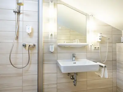 Badezimmer mit Dusche