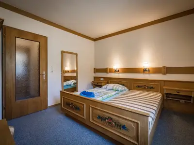 Schlafzimmer (Doppelzimmer zur Einzelnutzung, meistens aber nur ein Einzelbett)
