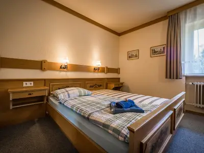 Schlafzimmer (Doppelzimmer zur Einzelnutzung, meistens aber nur ein Einzelbett)