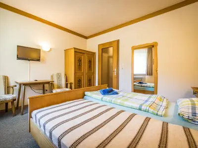 Schlafzimmer (Doppelzimmer zur Einzelnutzung, meistens aber nur ein Einzelbett)