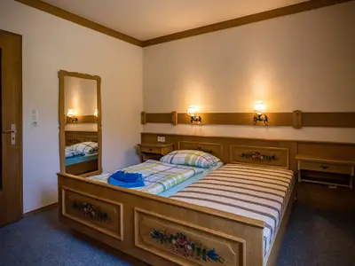 Schlafzimmer (Doppelzimmer zur Einzelnutzung, meistens aber nur ein Einzelbett)