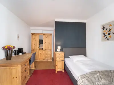 Einzelzimmer mit Schrank