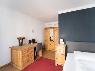 Einzelzimmer mit Schreibtisch 1