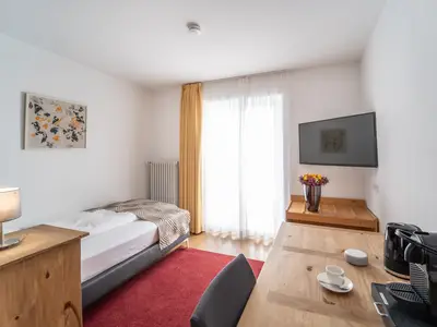 Einzelzimmer mit Schreibtisch