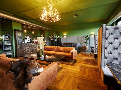 WALTERs- Wohnzimmer & Lounge mit 24/7 Maxibar