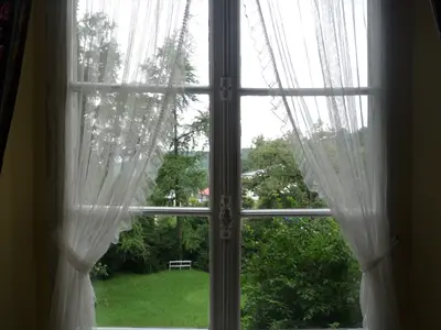 Fenster mit Blick zum Garten