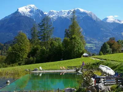 Schwimmteich mit Bergblick