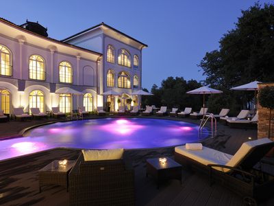 Hotel Gut Ising Aussenpool bei Nacht