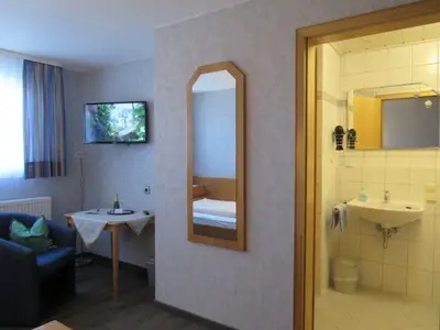 Sitzbereich und Duschraum