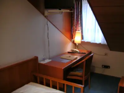 Schreibtisch mit LCD-TV