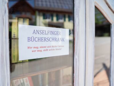 Anselfingen Bücherschrank am Yogahaus Prasaad